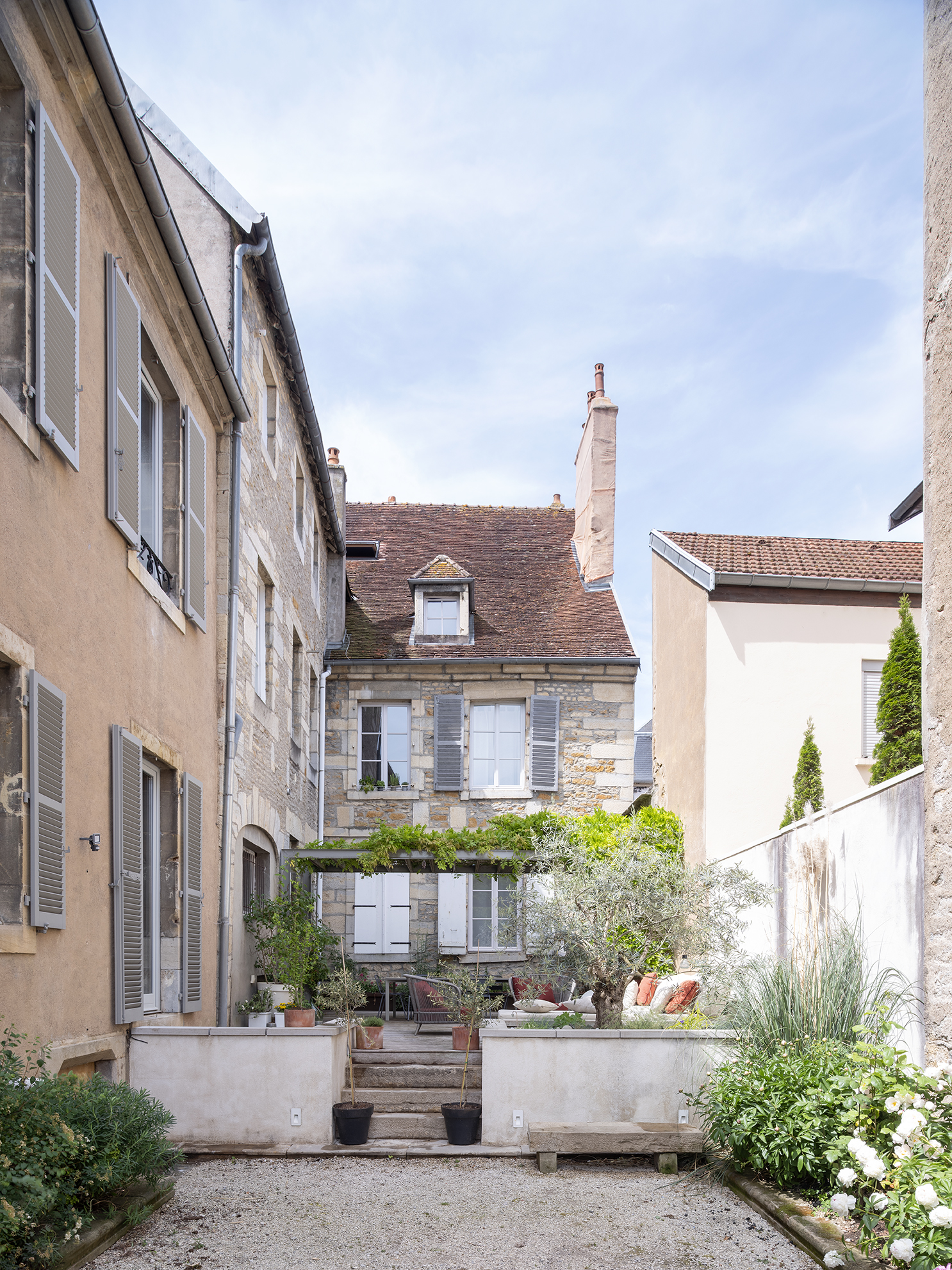 Restructuration d'une cour intérieure pour une maison de ville, création d'une terrasse et d'une pergola, aménagement paysagers / GBMJG