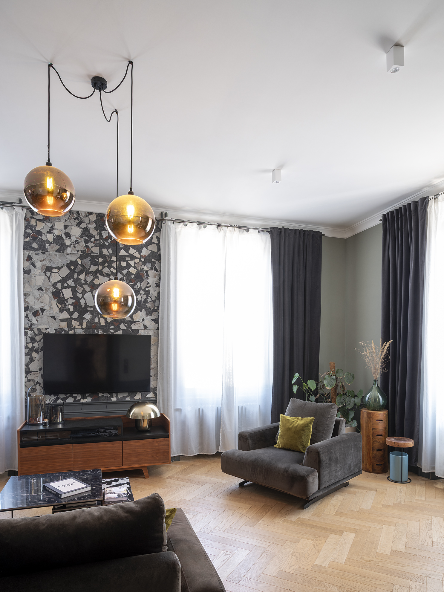 Restructuration complèt d'une maison de ville / GBMJG