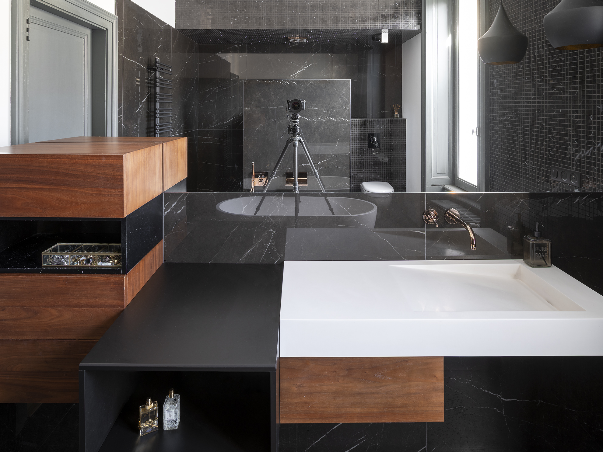 Restructuration complèt d'une maison de ville / GBMJG