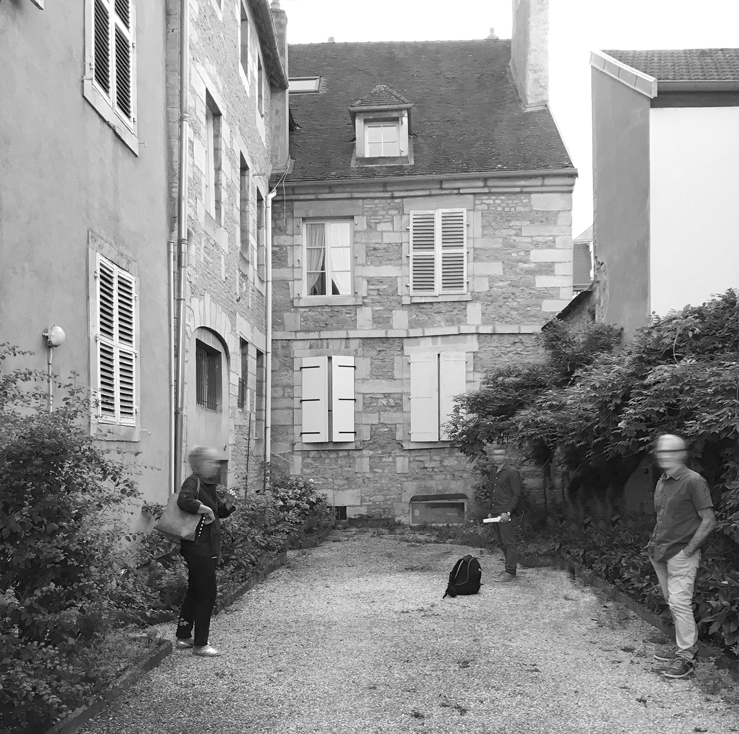 Restructuration d'une cour intérieure pour une maison de ville, création d'une terrasse et d'une pergola, aménagement paysagers / GBMJG