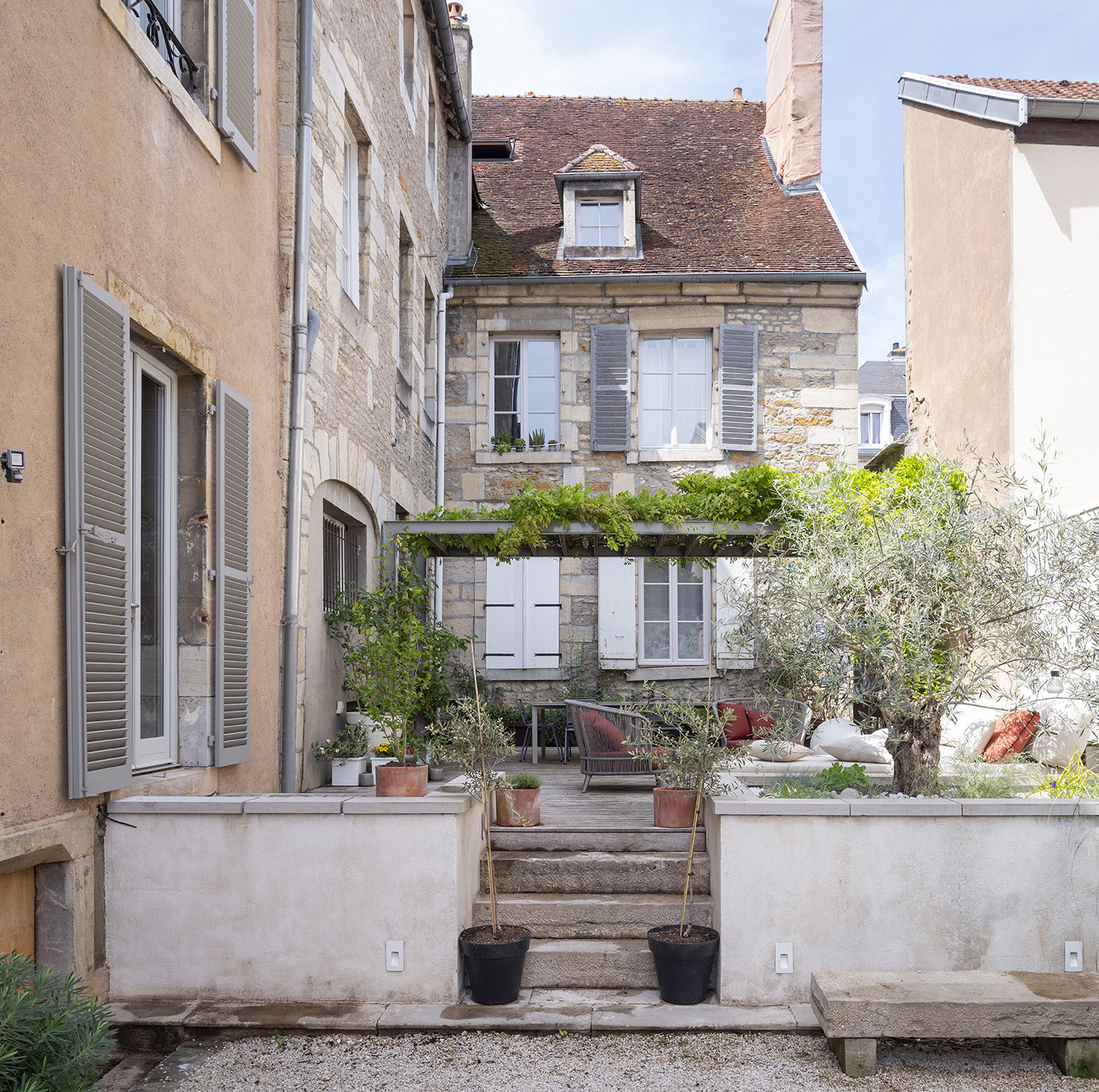 Restructuration d'une cour intérieure pour une maison de ville, création d'une terrasse et d'une pergola, aménagement paysagers / GBMJG