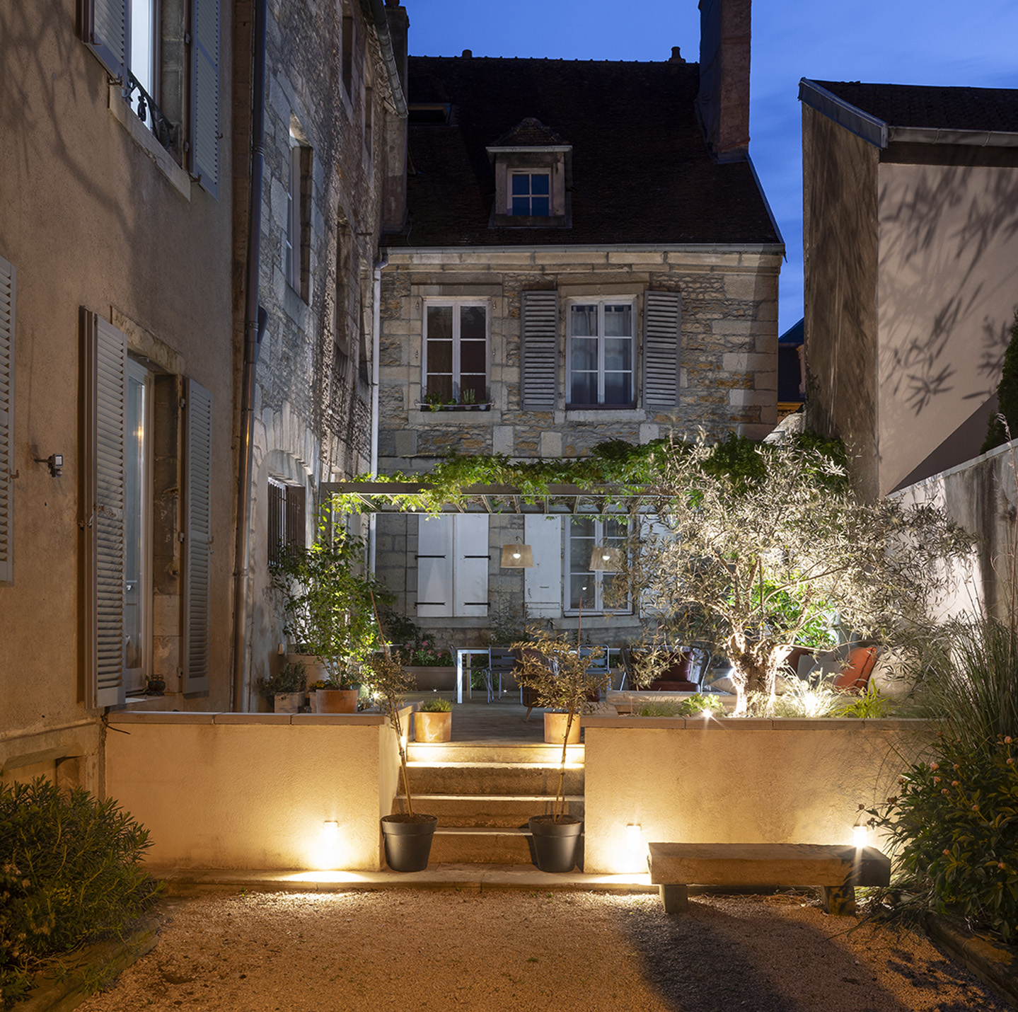 Restructuration d'une cour intérieure pour une maison de ville, création d'une terrasse et d'une pergola, aménagement paysagers / GBMJG