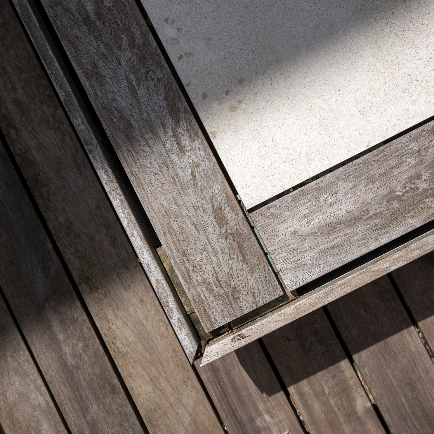 Restructuration d'une cour intérieure pour une maison de ville, création d'une terrasse et d'une pergola, aménagement paysagers / GBMJG