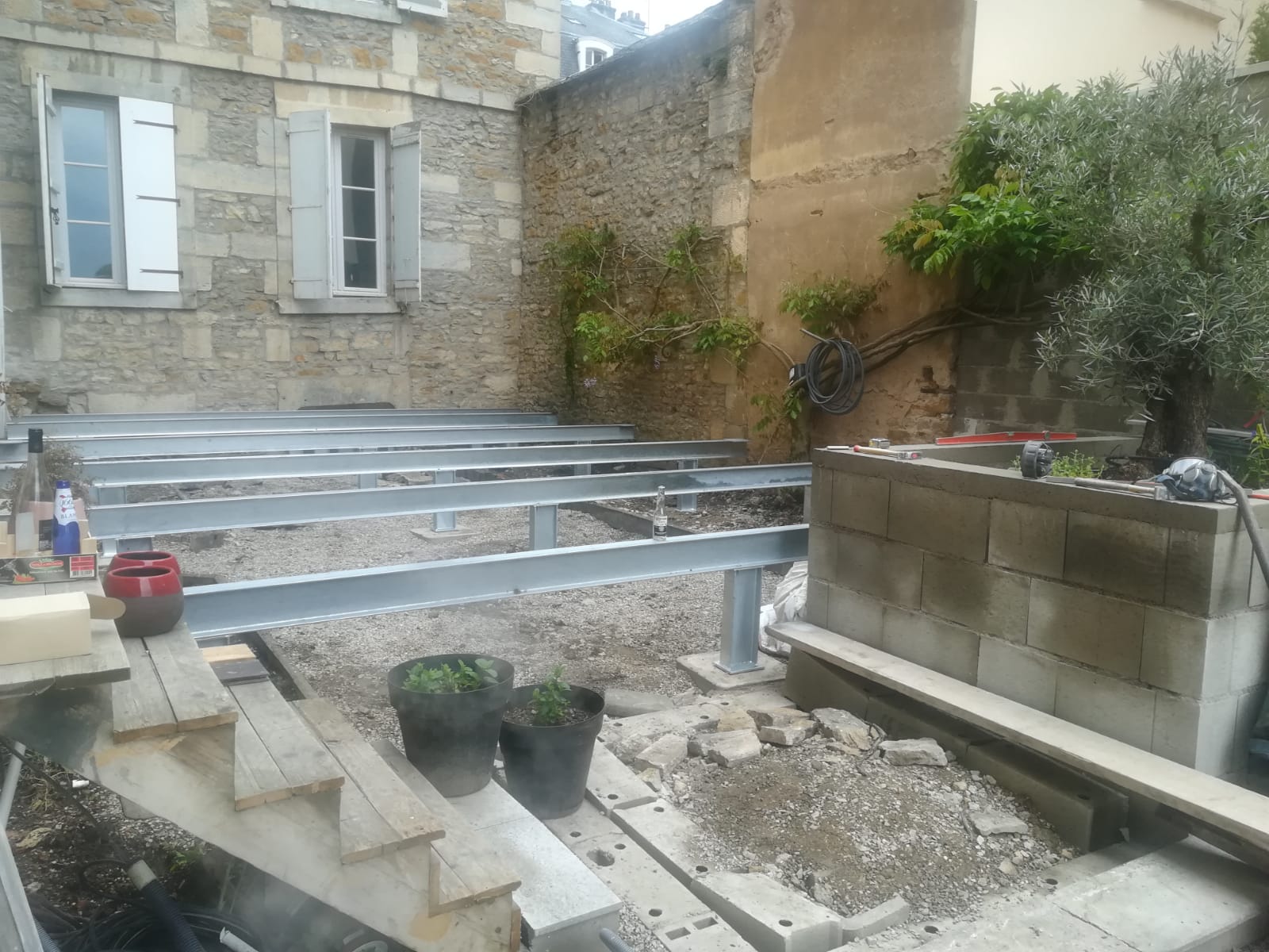 Restructuration d'une cour intérieure pour une maison de ville, création d'une terrasse et d'une pergola, aménagement paysagers / GBMJG