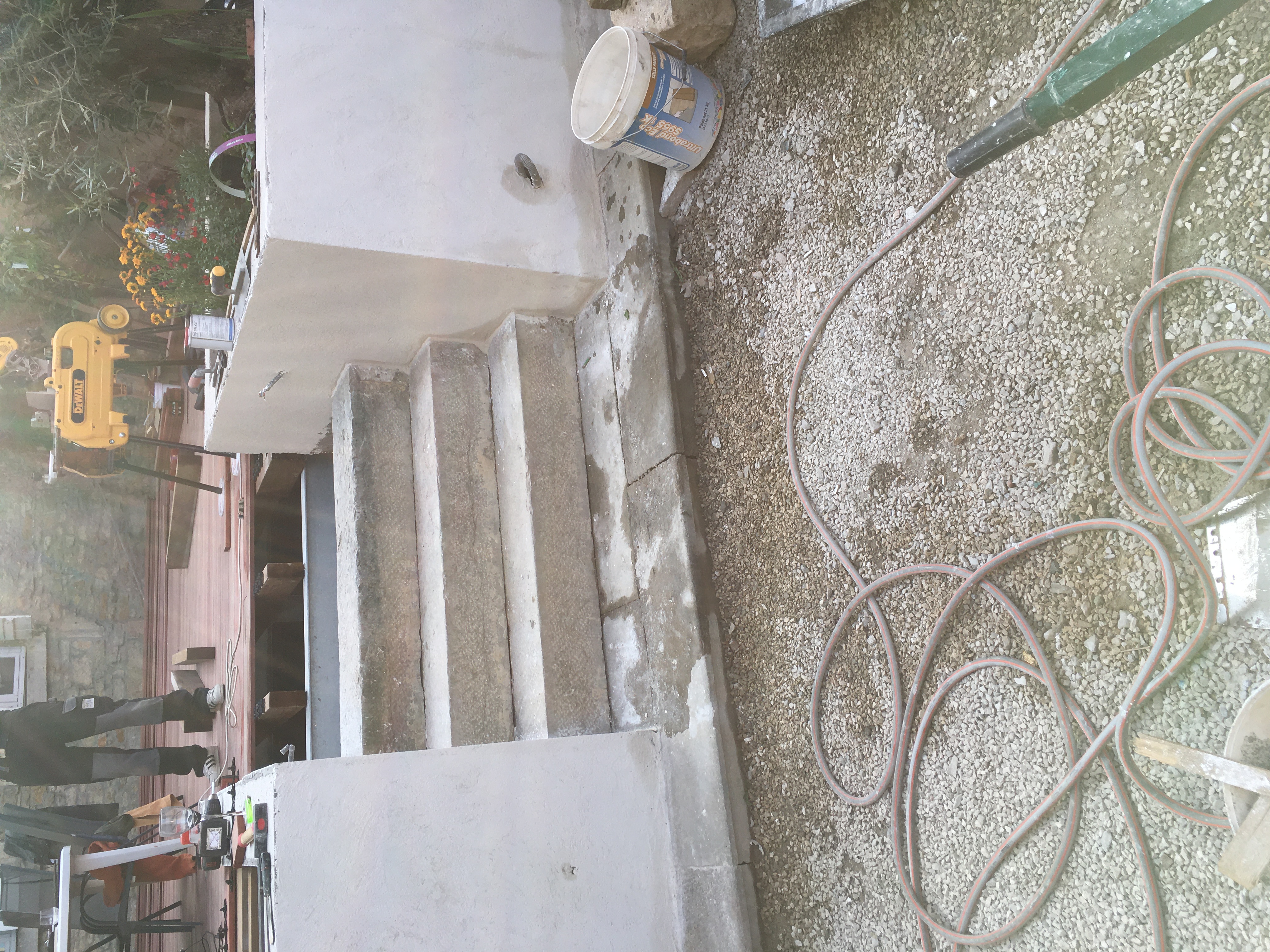 Restructuration d'une cour intérieure pour une maison de ville, création d'une terrasse et d'une pergola, aménagement paysagers / GBMJG