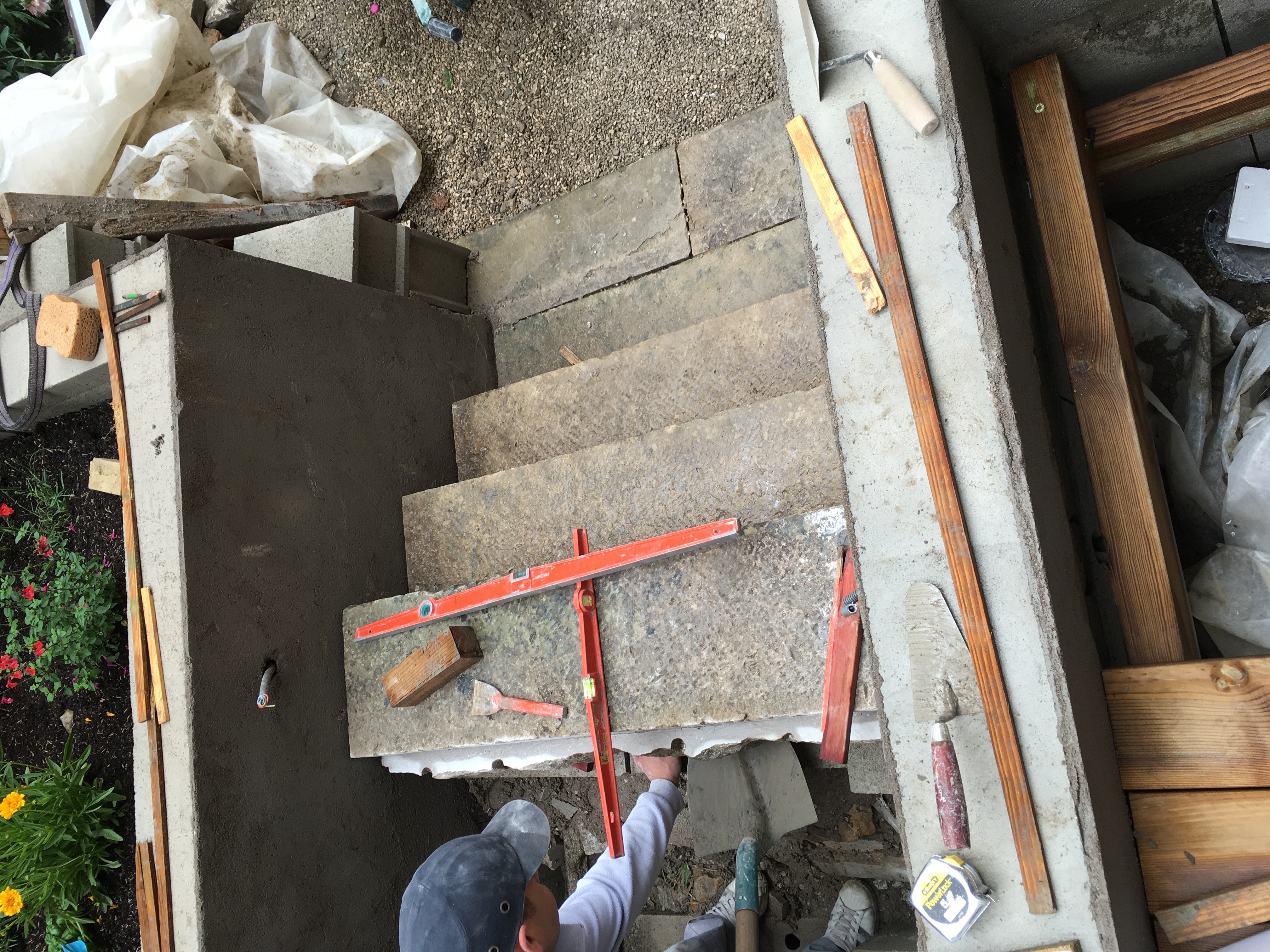 Restructuration d'une cour intérieure pour une maison de ville, création d'une terrasse et d'une pergola, aménagement paysagers / GBMJG