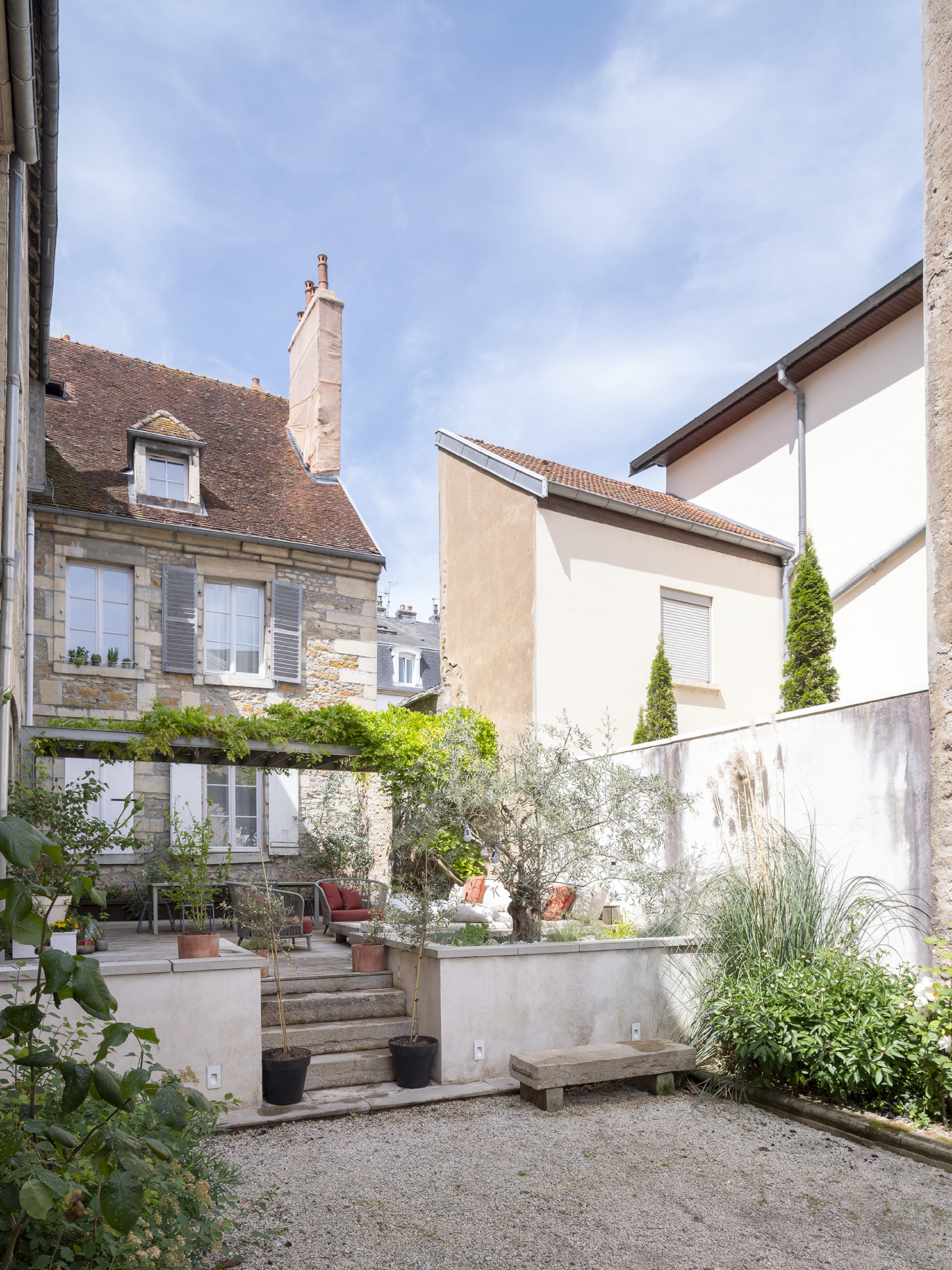 Restructuration d'une cour intérieure pour une maison de ville, création d'une terrasse et d'une pergola, aménagement paysagers / GBMJG