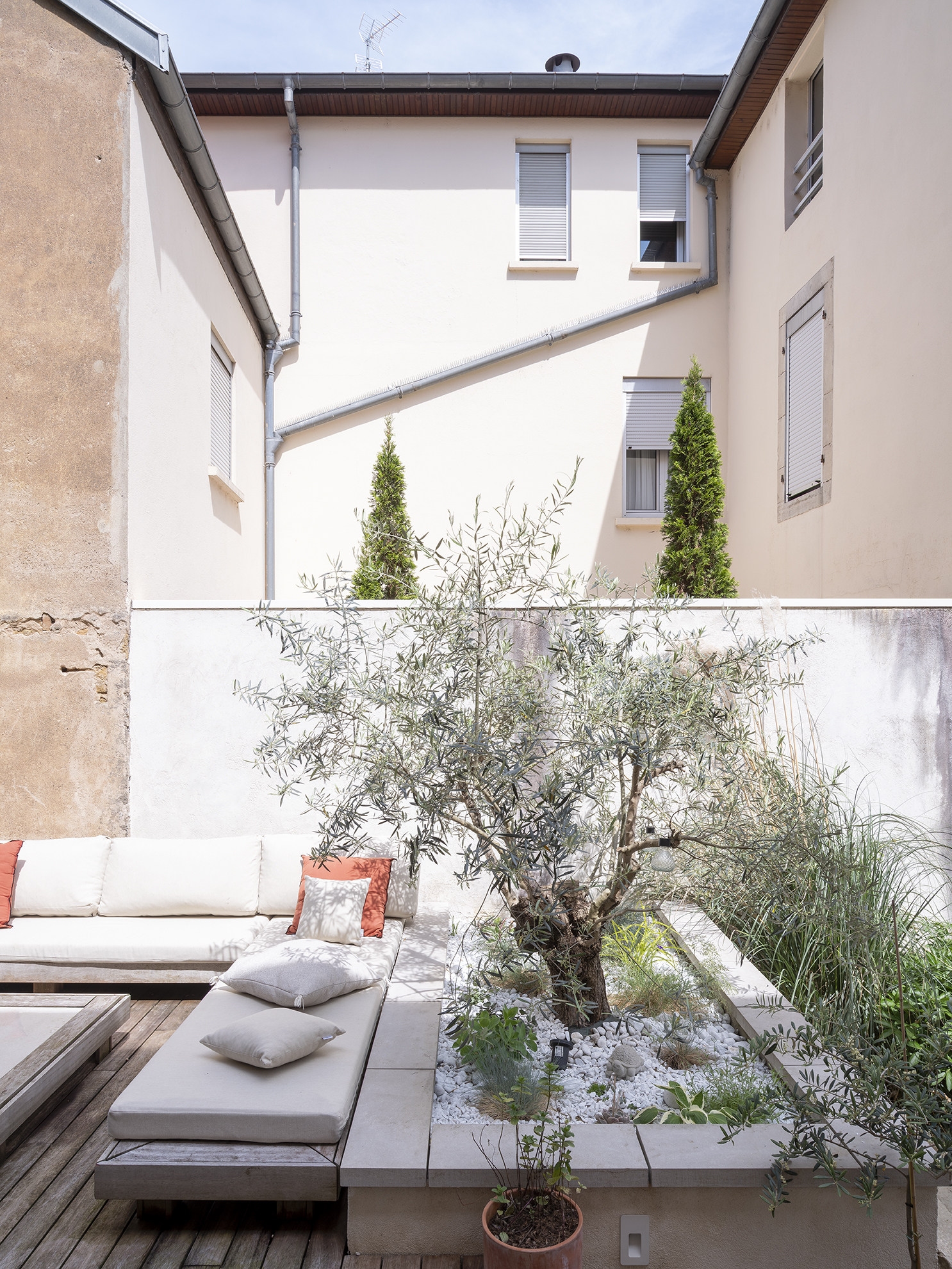 Restructuration d'une cour intérieure pour une maison de ville, création d'une terrasse et d'une pergola, aménagement paysagers / GBMJG