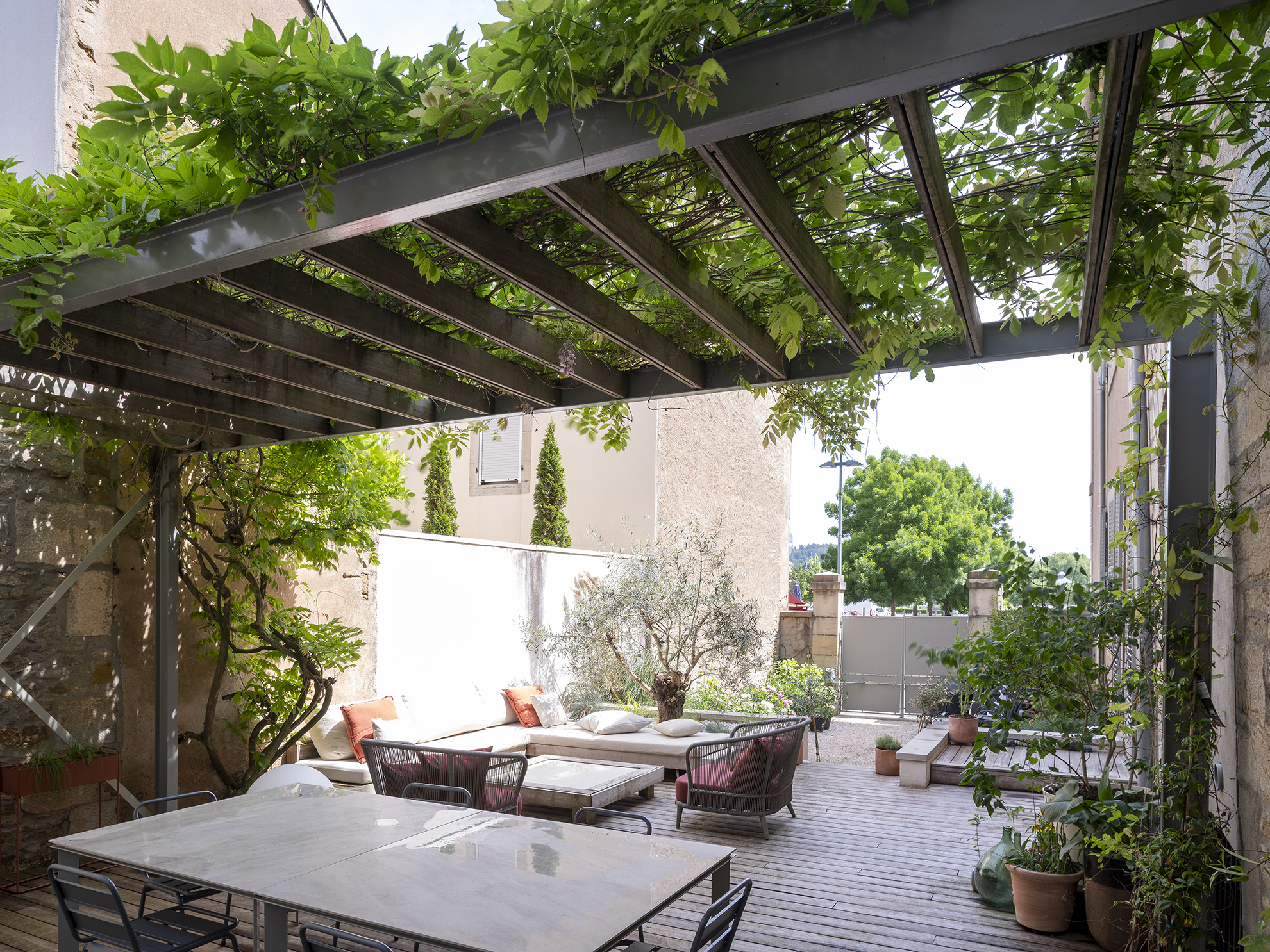 Restructuration d'une cour intérieure pour une maison de ville, création d'une terrasse et d'une pergola, aménagement paysagers / GBMJG