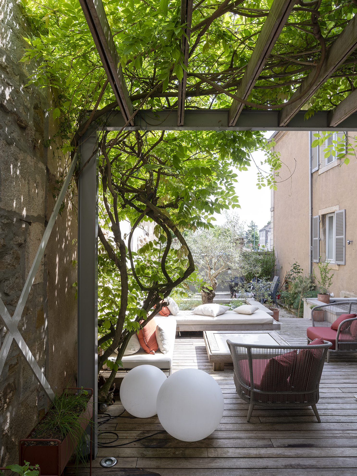 Restructuration d'une cour intérieure pour une maison de ville, création d'une terrasse et d'une pergola, aménagement paysagers / GBMJG