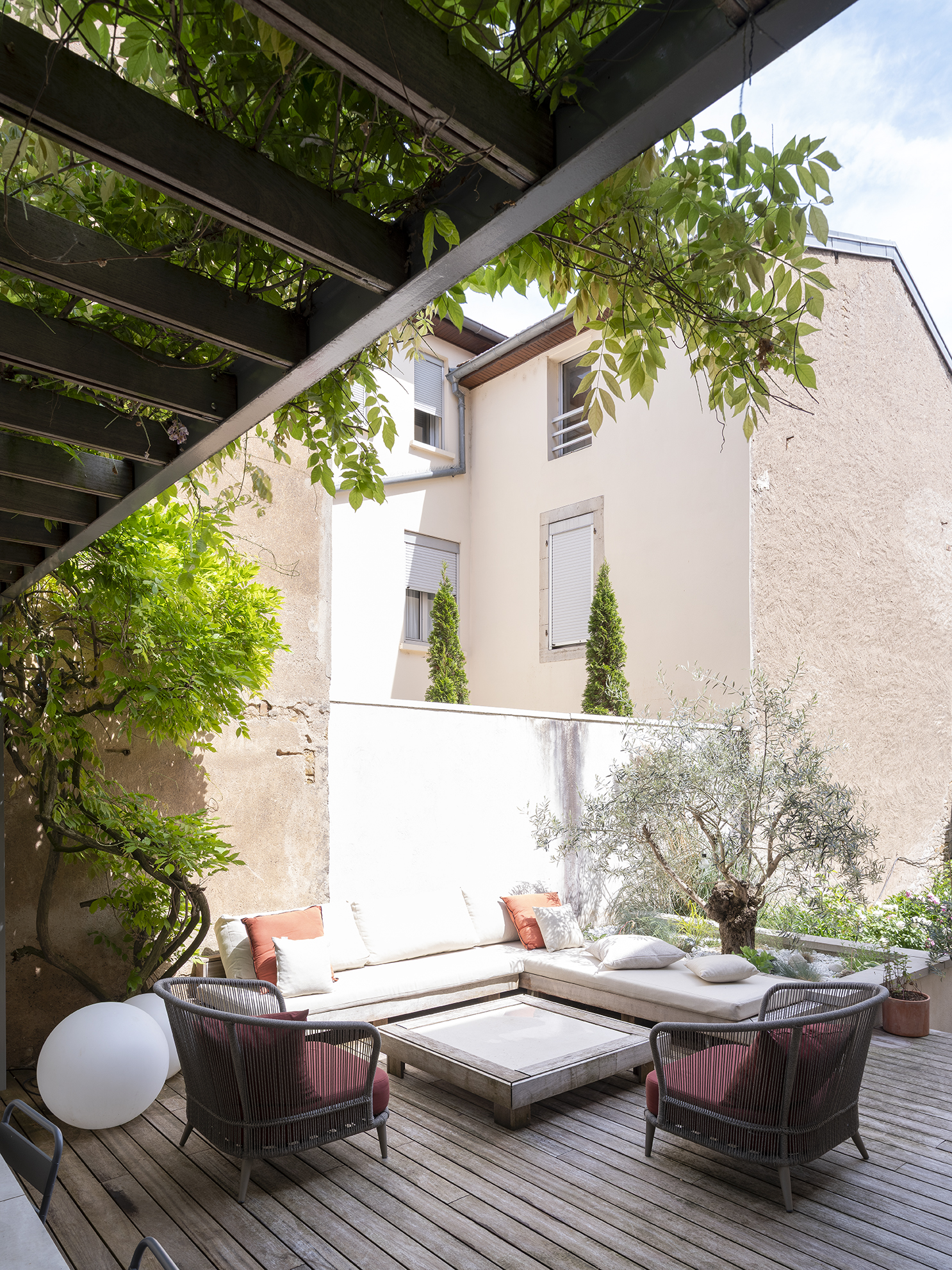 Restructuration d'une cour intérieure pour une maison de ville, création d'une terrasse et d'une pergola, aménagement paysagers / GBMJG