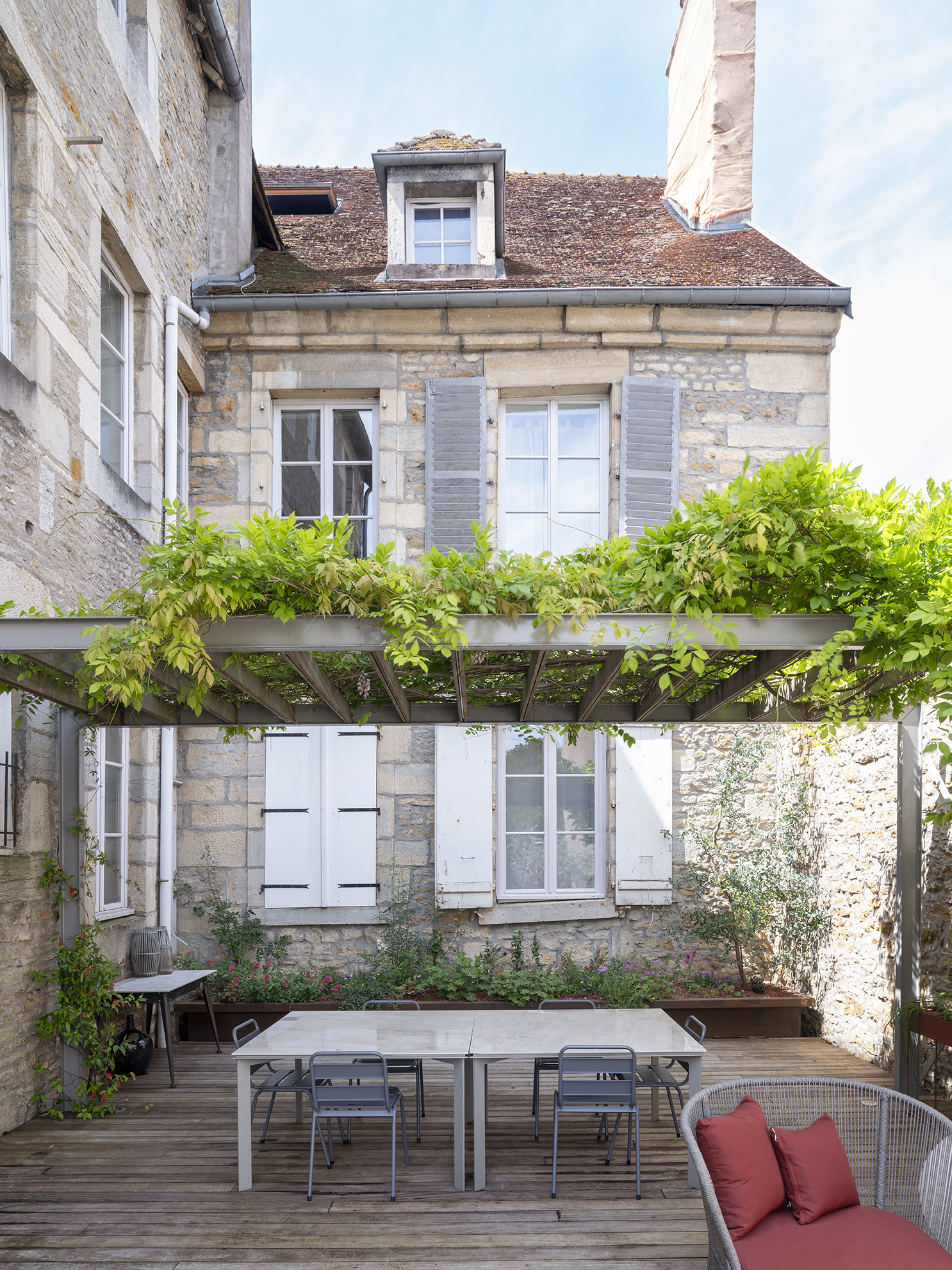 Restructuration d'une cour intérieure pour une maison de ville, création d'une terrasse et d'une pergola, aménagement paysagers / GBMJG