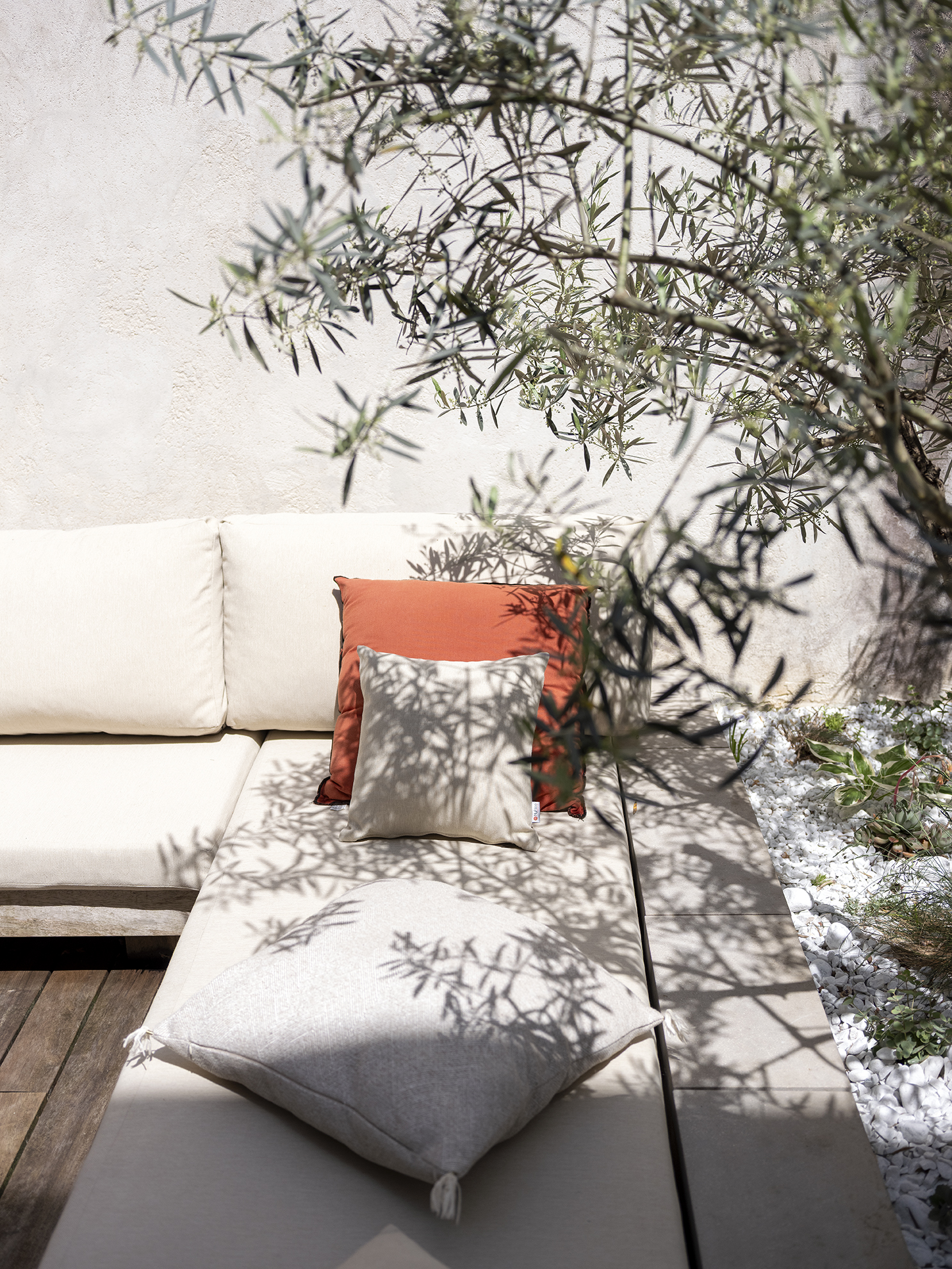 Restructuration d'une cour intérieure pour une maison de ville, création d'une terrasse et d'une pergola, aménagement paysagers / GBMJG