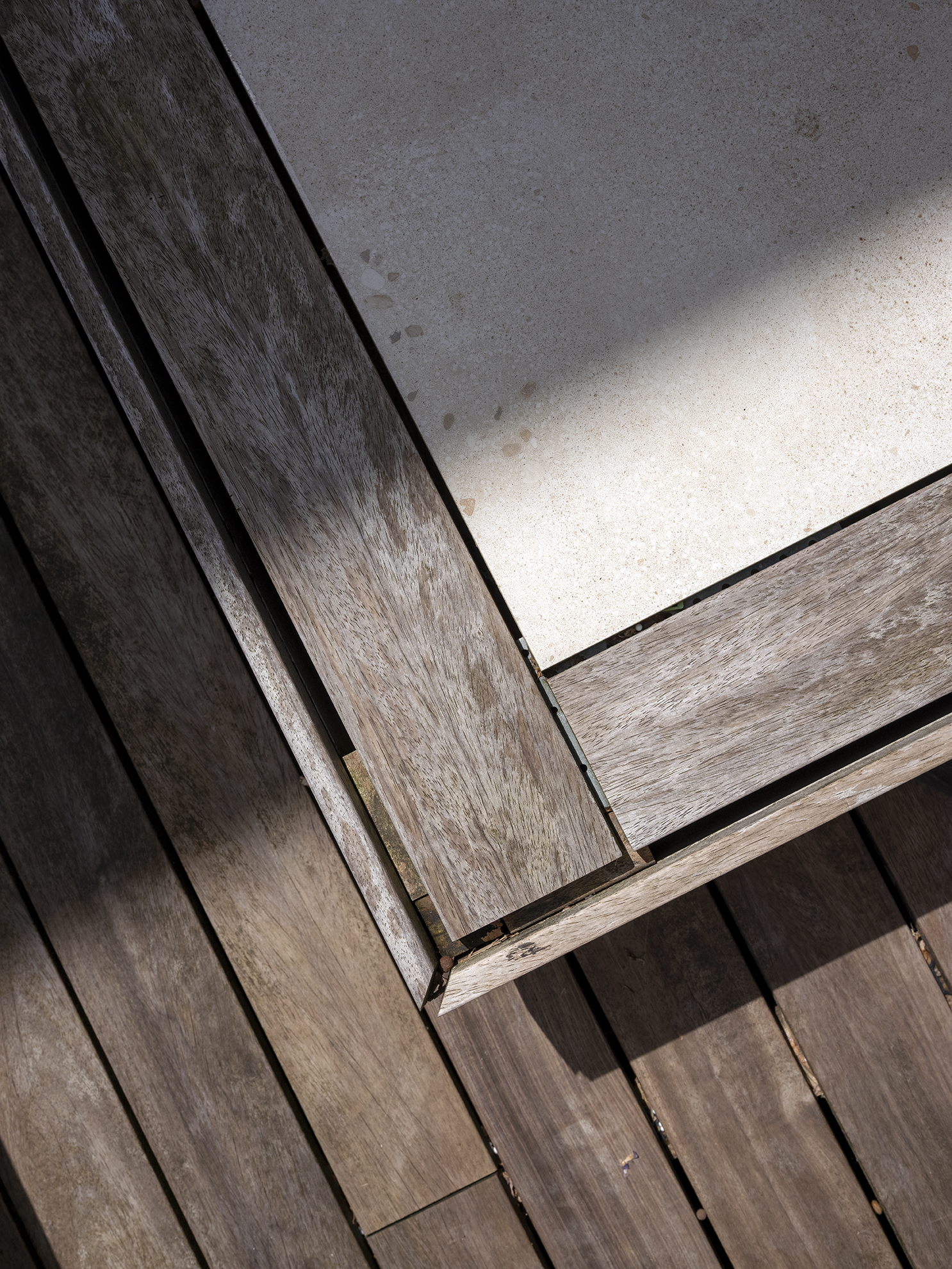 Restructuration d'une cour intérieure pour une maison de ville, création d'une terrasse et d'une pergola, aménagement paysagers / GBMJG