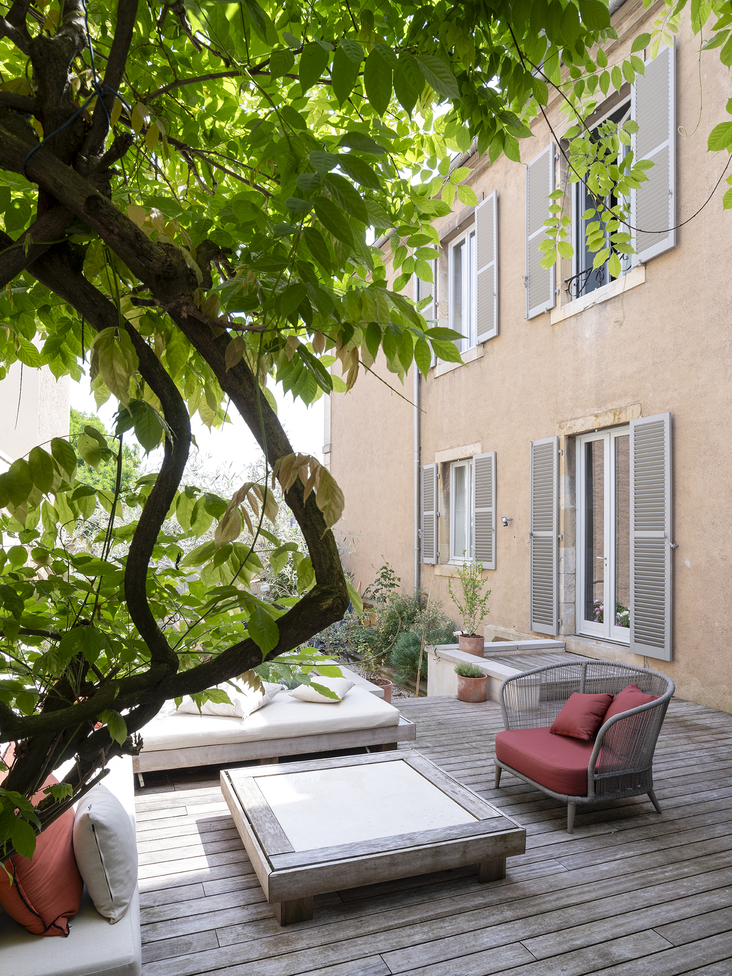 Restructuration d'une cour intérieure pour une maison de ville, création d'une terrasse et d'une pergola, aménagement paysagers / GBMJG