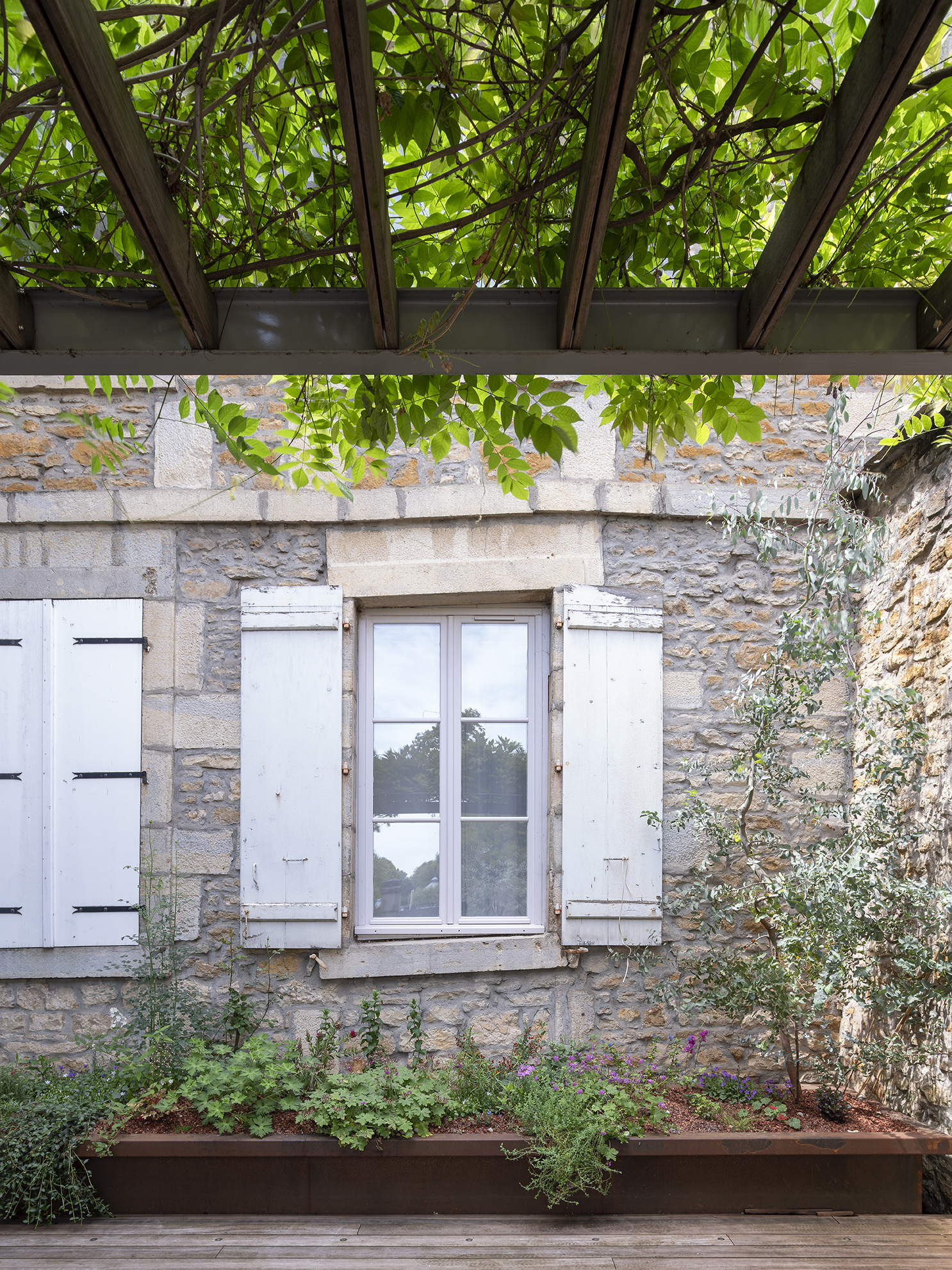 Restructuration d'une cour intérieure pour une maison de ville, création d'une terrasse et d'une pergola, aménagement paysagers / GBMJG