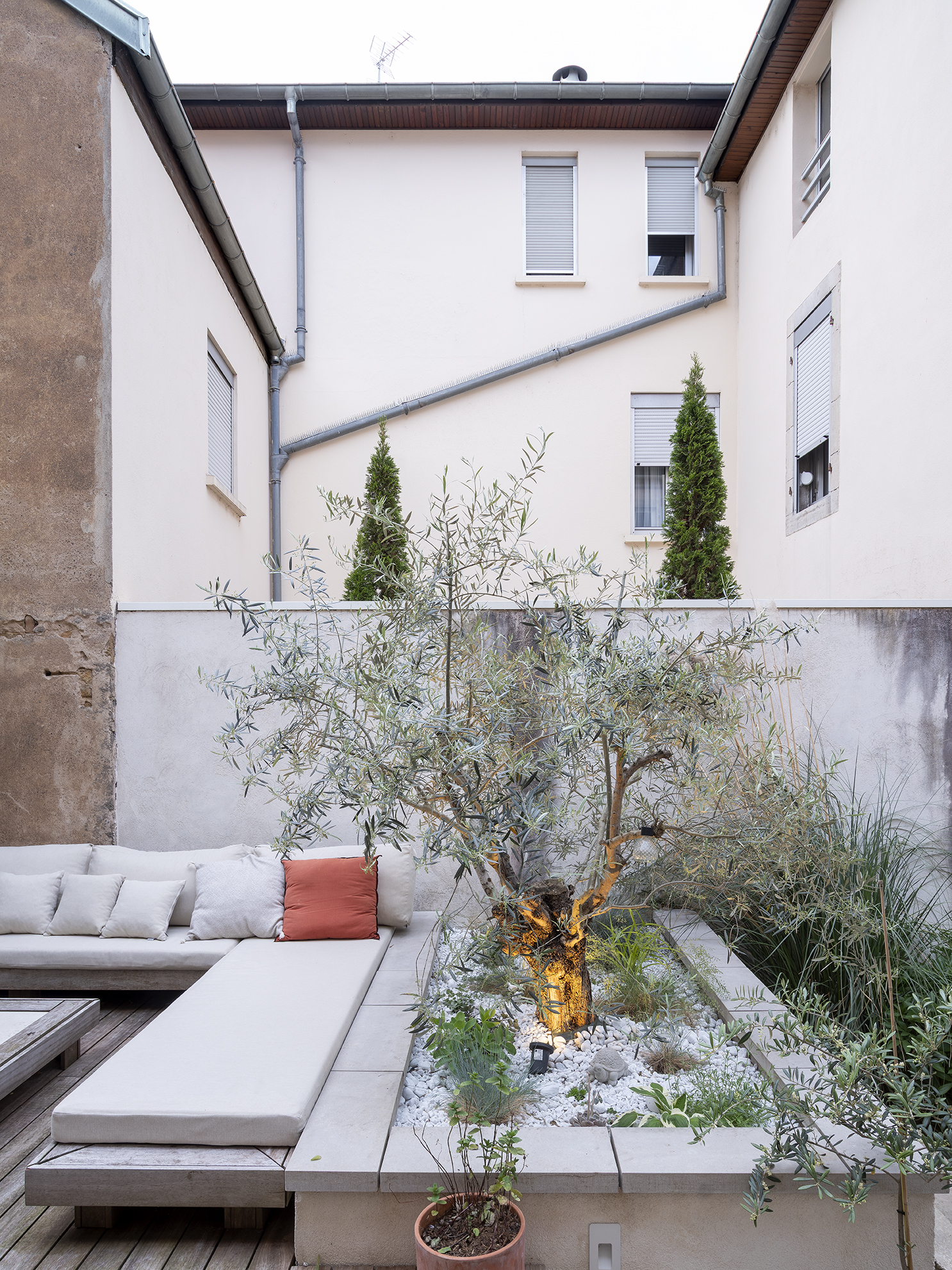 Restructuration d'une cour intérieure pour une maison de ville, création d'une terrasse et d'une pergola, aménagement paysagers / GBMJG