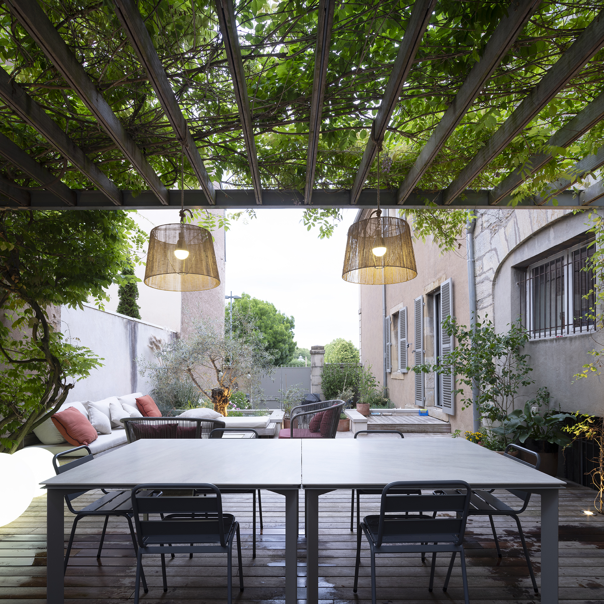 Restructuration d'une cour intérieure pour une maison de ville, création d'une terrasse et d'une pergola, aménagement paysagers / GBMJG