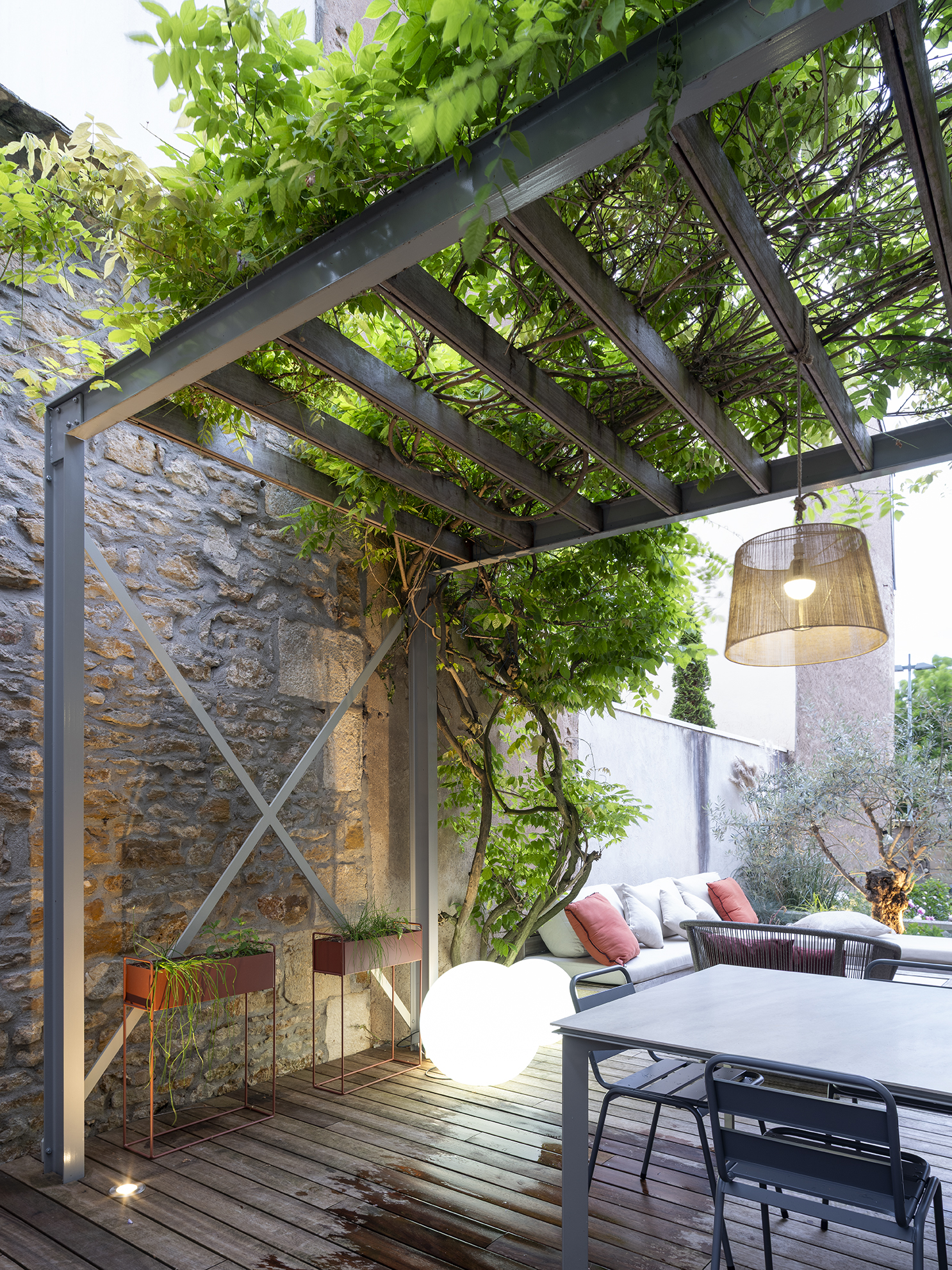 Restructuration d'une cour intérieure pour une maison de ville, création d'une terrasse et d'une pergola, aménagement paysagers / GBMJG