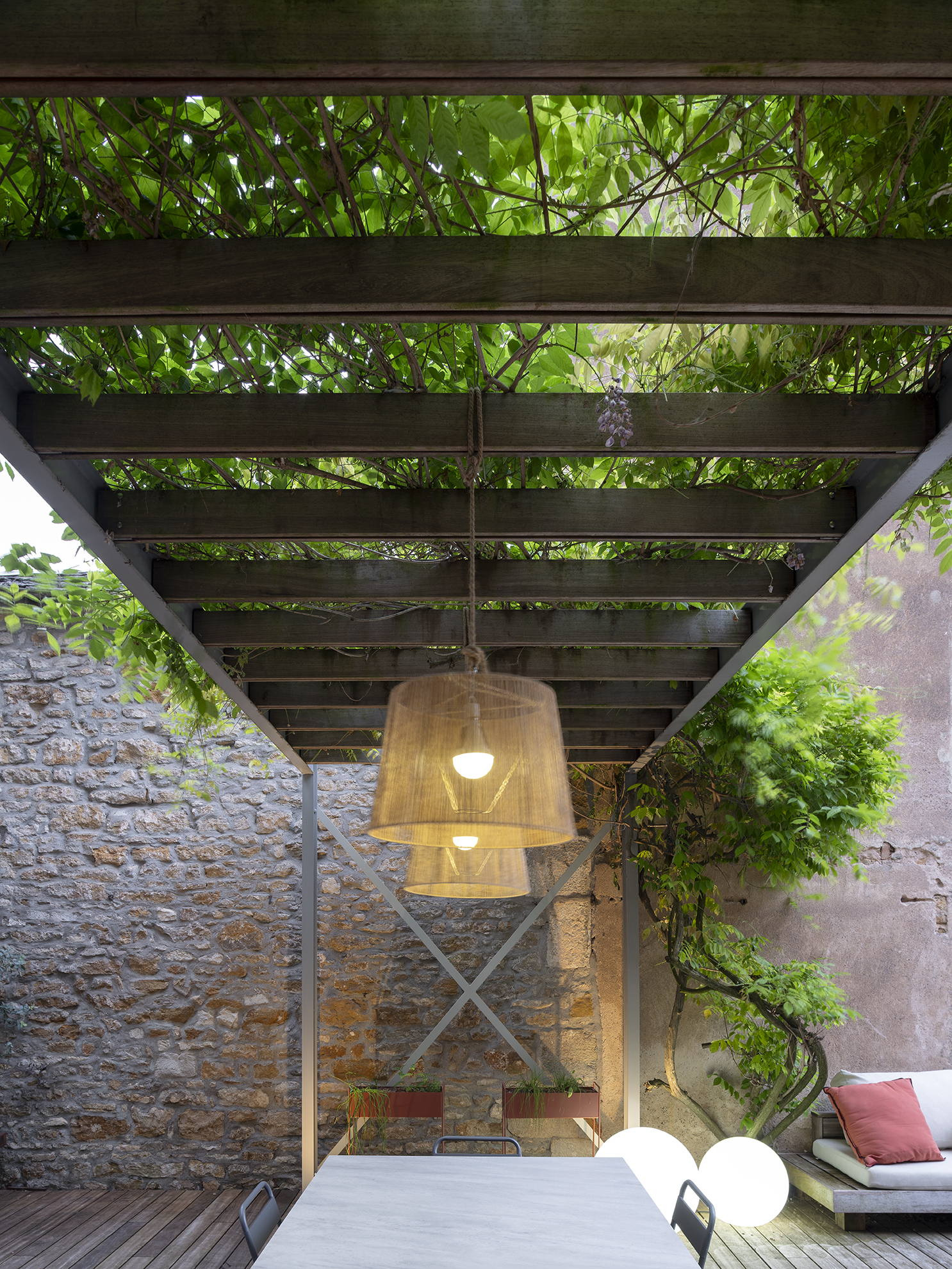 Restructuration d'une cour intérieure pour une maison de ville, création d'une terrasse et d'une pergola, aménagement paysagers / GBMJG