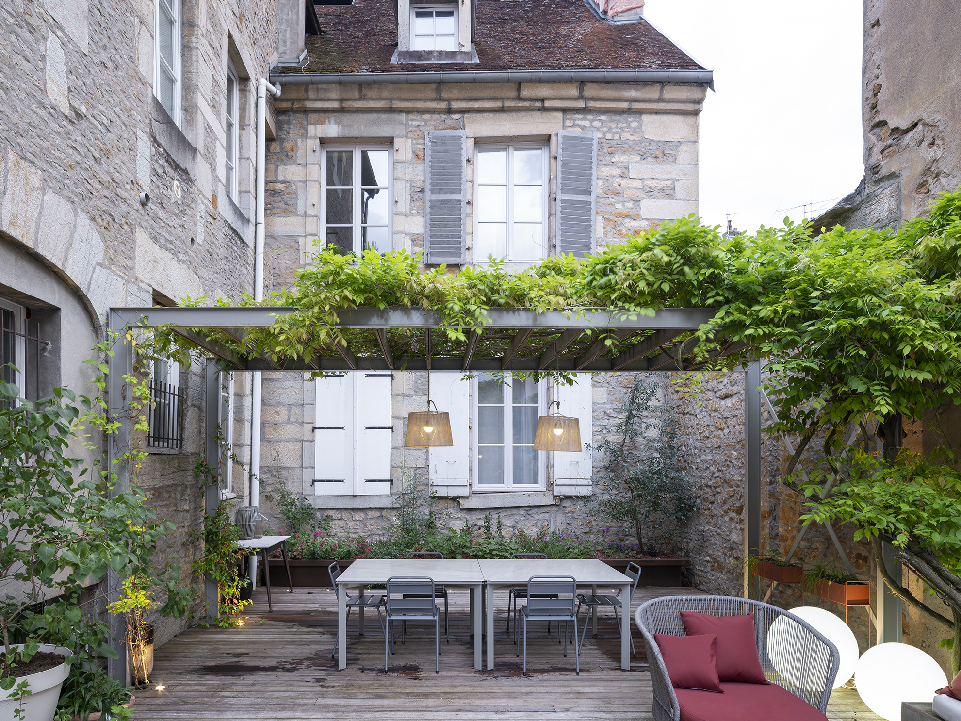 Restructuration d'une cour intérieure pour une maison de ville, création d'une terrasse et d'une pergola, aménagement paysagers / GBMJG