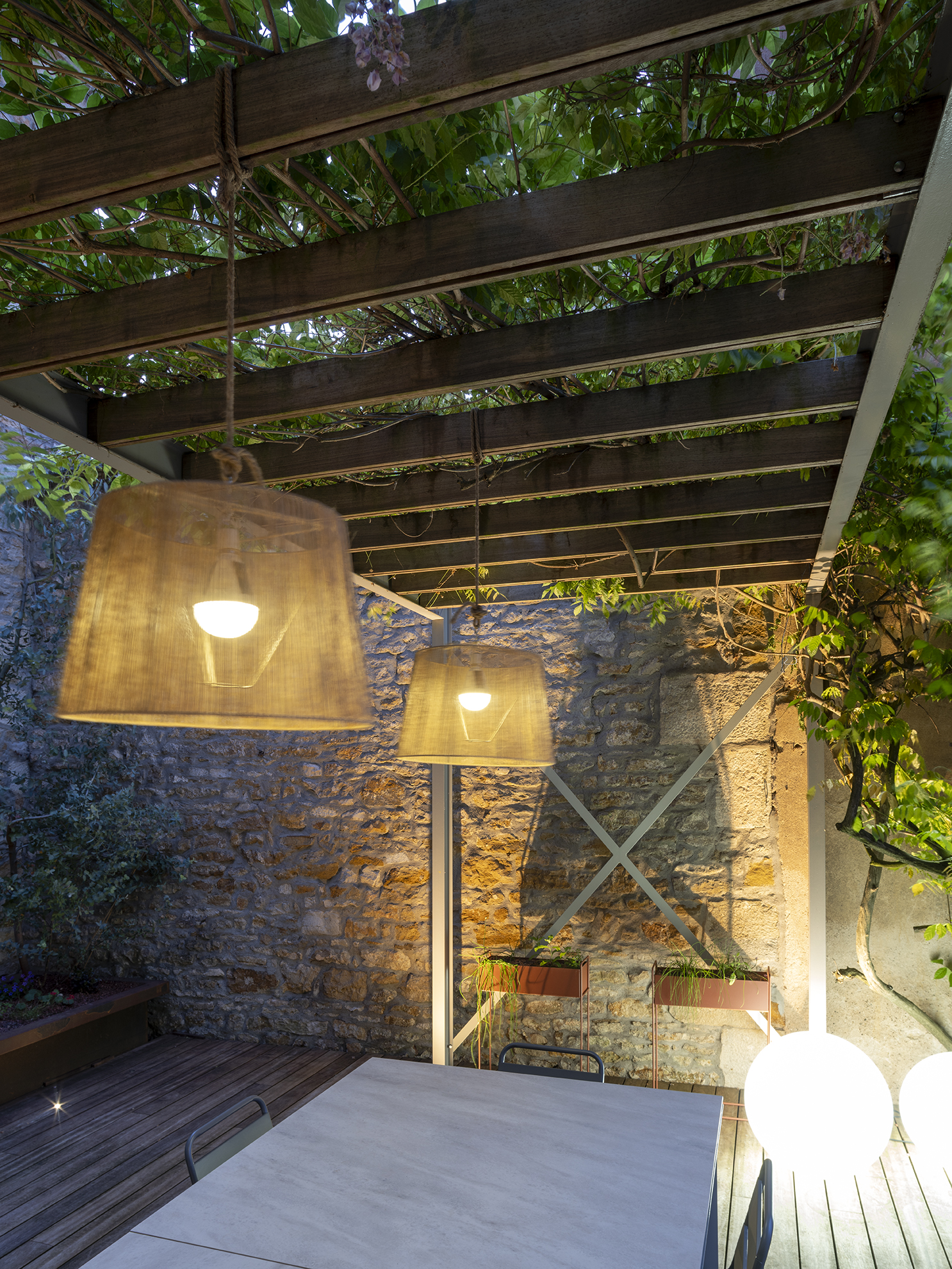 Restructuration d'une cour intérieure pour une maison de ville, création d'une terrasse et d'une pergola, aménagement paysagers / GBMJG