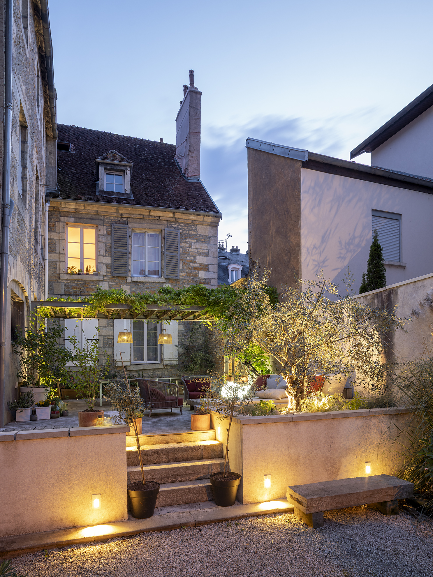 Restructuration d'une cour intérieure pour une maison de ville, création d'une terrasse et d'une pergola, aménagement paysagers / GBMJG