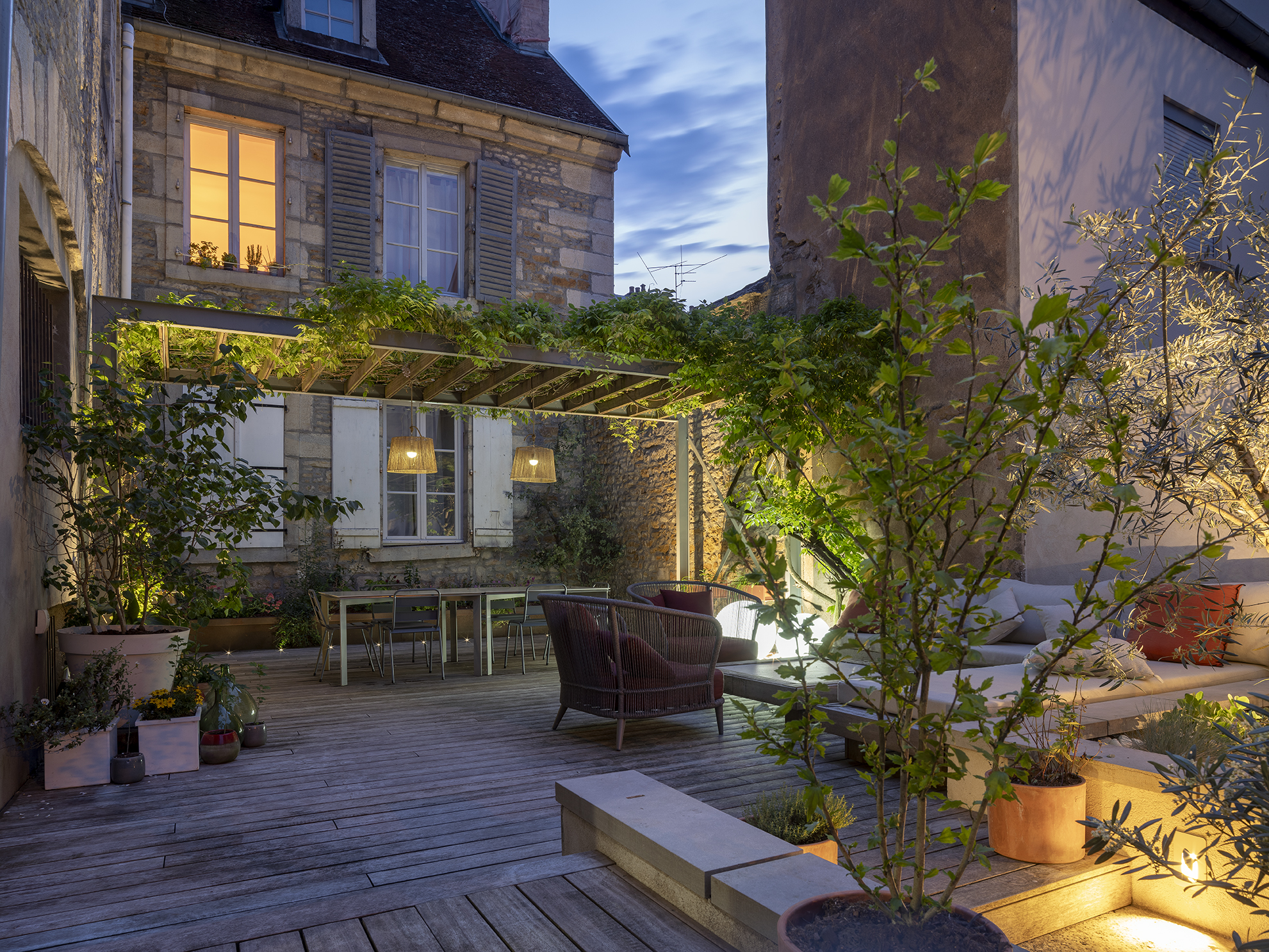 Restructuration d'une cour intérieure pour une maison de ville, création d'une terrasse et d'une pergola, aménagement paysagers / GBMJG