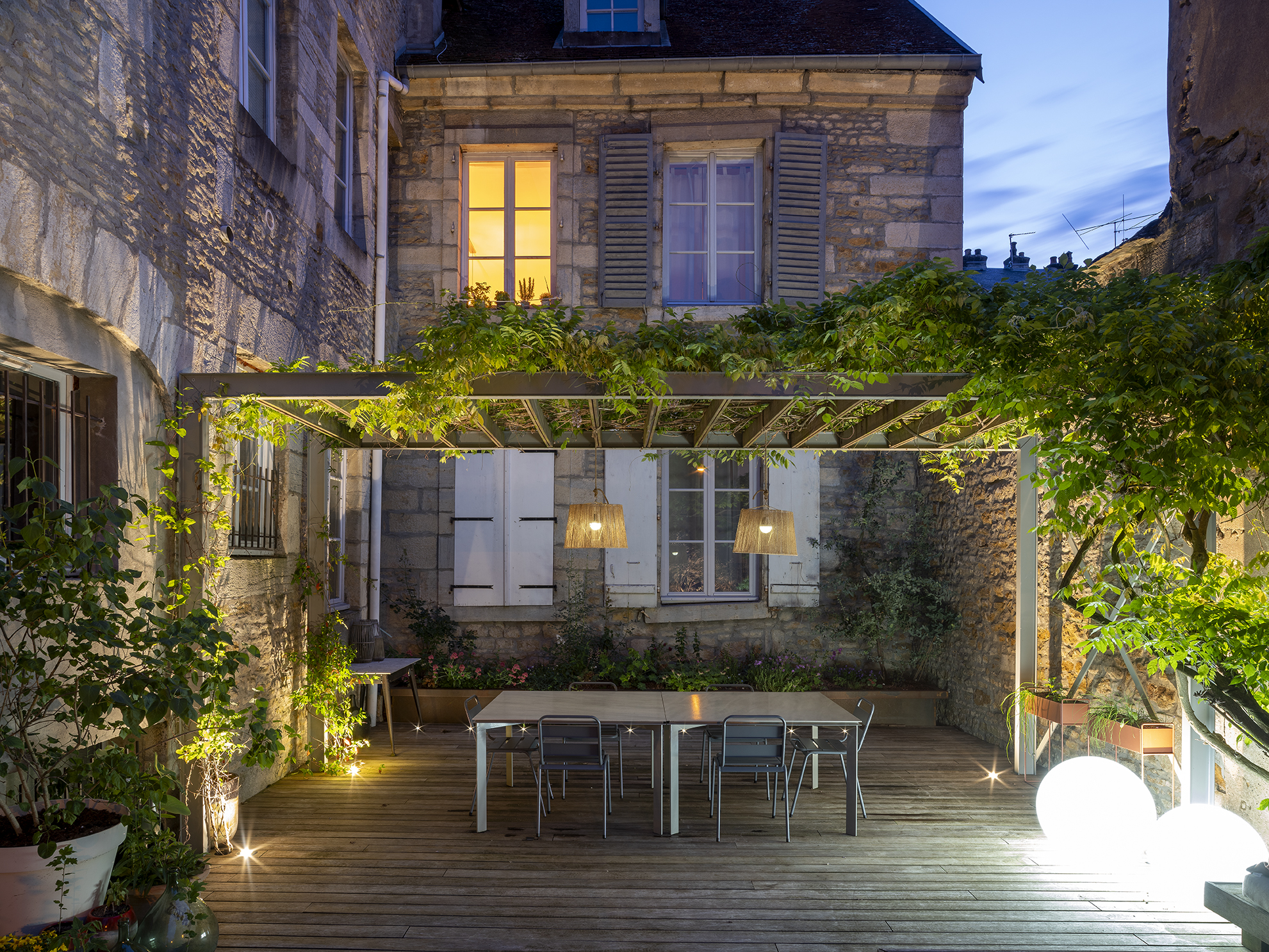 Restructuration d'une cour intérieure pour une maison de ville, création d'une terrasse et d'une pergola, aménagement paysagers / GBMJG