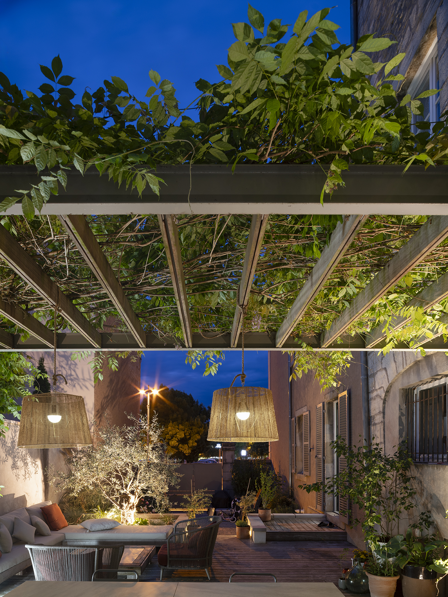 Restructuration d'une cour intérieure pour une maison de ville, création d'une terrasse et d'une pergola, aménagement paysagers / GBMJG