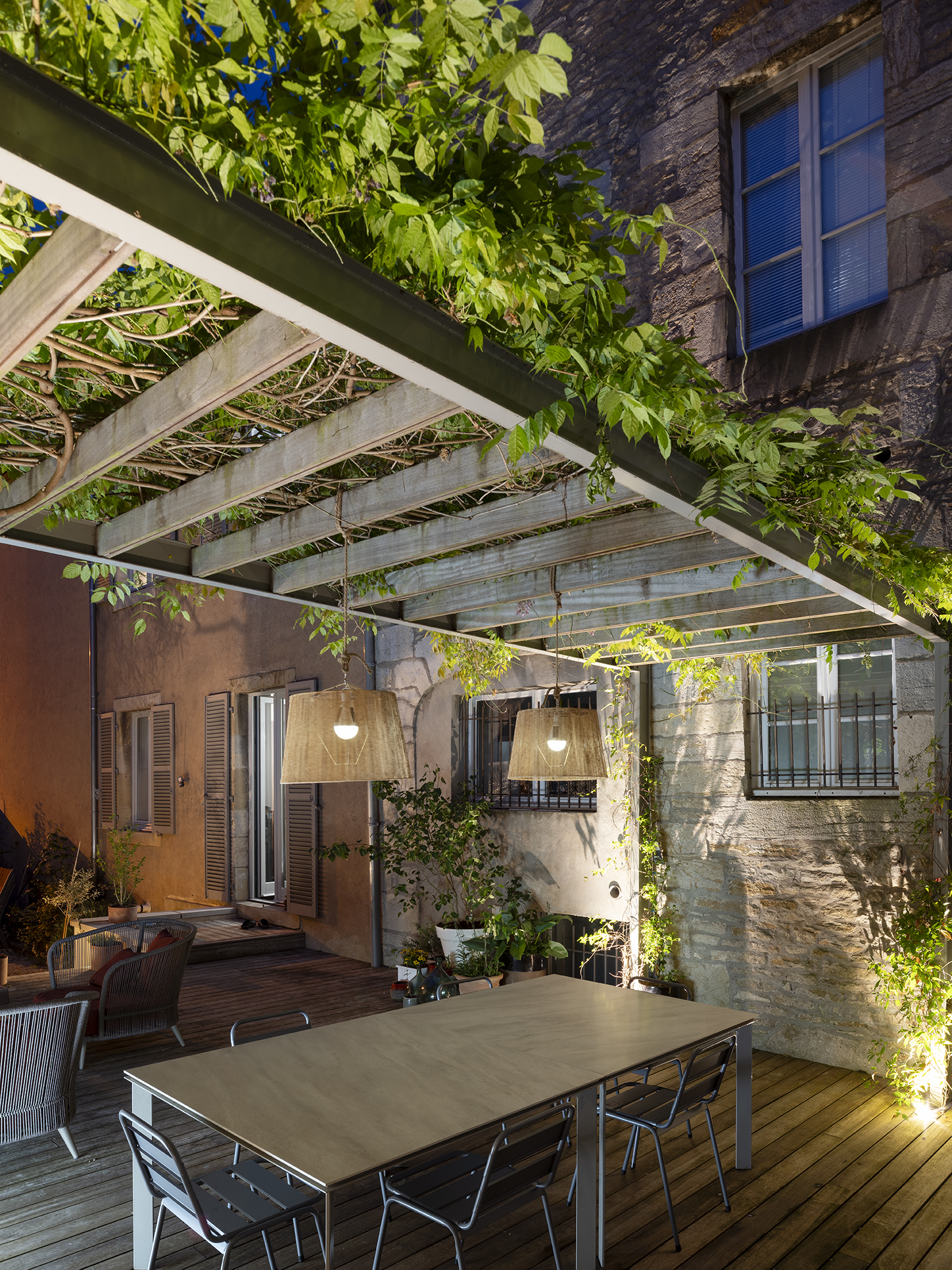 Restructuration d'une cour intérieure pour une maison de ville, création d'une terrasse et d'une pergola, aménagement paysagers / GBMJG