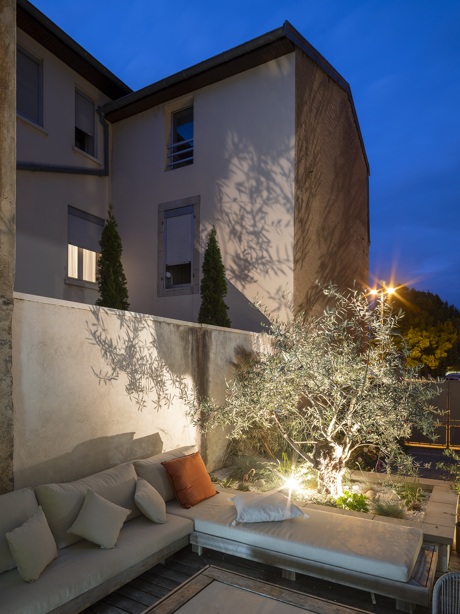 Restructuration d'une cour intérieure pour une maison de ville, création d'une terrasse et d'une pergola, aménagement paysagers / GBMJG