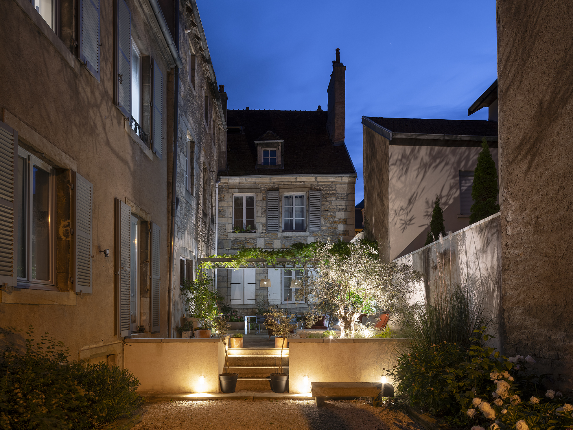 Restructuration d'une cour intérieure pour une maison de ville, création d'une terrasse et d'une pergola, aménagement paysagers / GBMJG